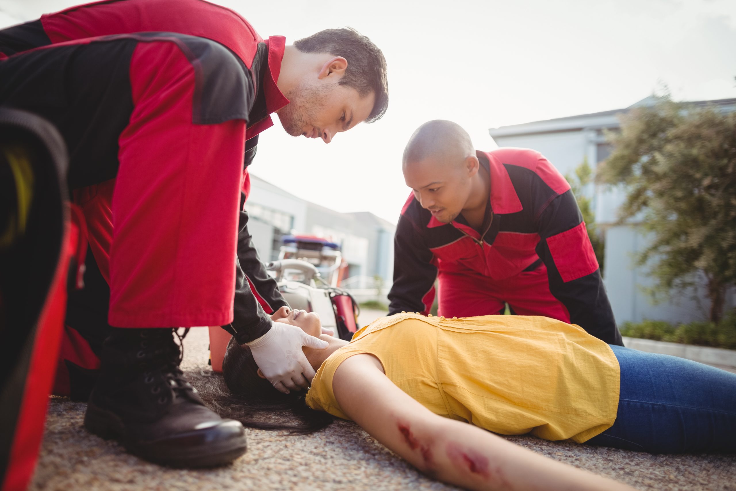 Secouriste SST examinant une victime sur le lieu de travail